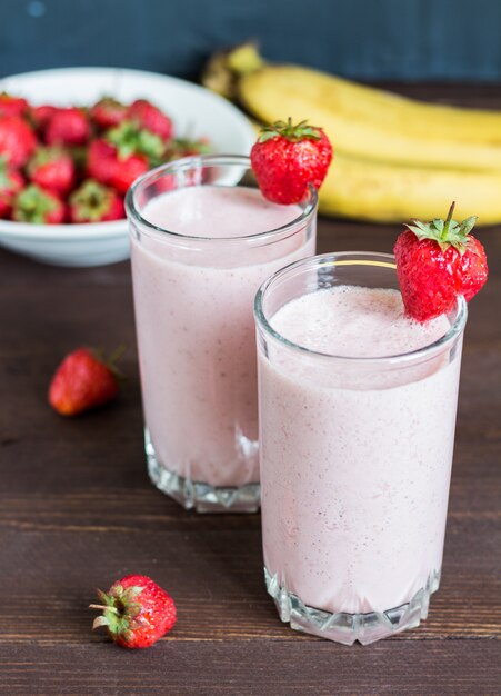 Bebida sana del desayuno del smoothie del plátano de la fresa en vidrio