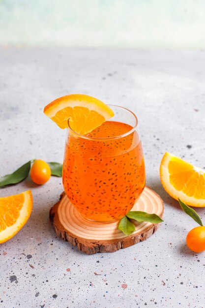 Bebida de semillas de albahaca naranja.