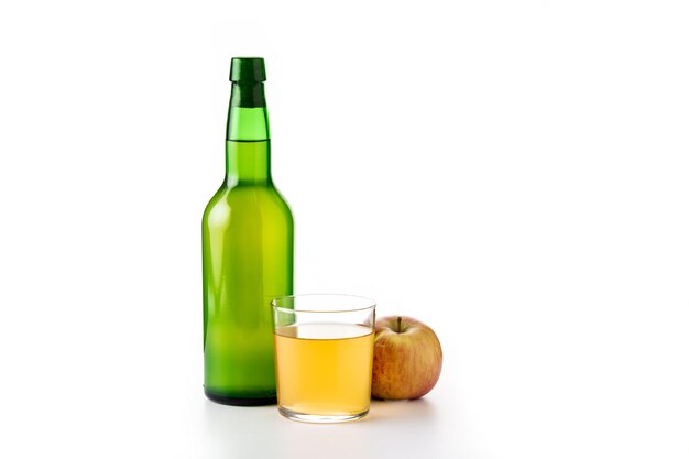 Bebida de sidra de manzana aislado sobre fondo blanco.