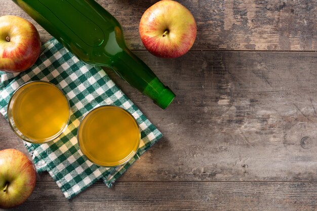 Bebida de sidra de manzana en la mesa de madera rústica