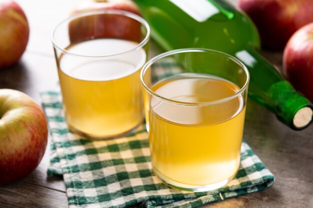 Bebida de sidra de manzana en la mesa de madera rústica