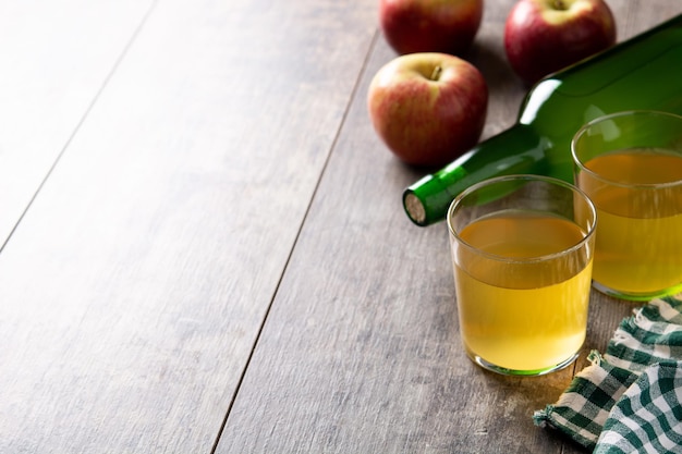 Bebida de sidra de manzana en la mesa de madera rústica