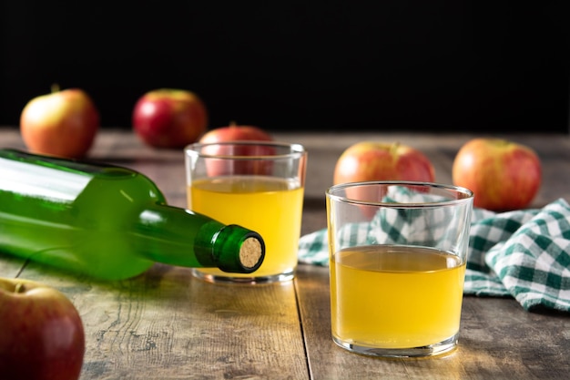 Foto gratuita bebida de sidra de manzana en la mesa de madera rústica