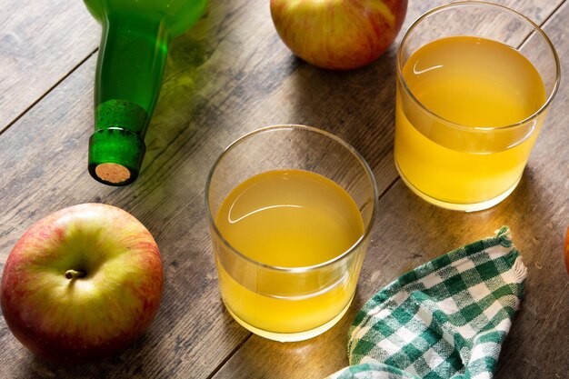 Bebida de sidra de manzana en mesa de madera