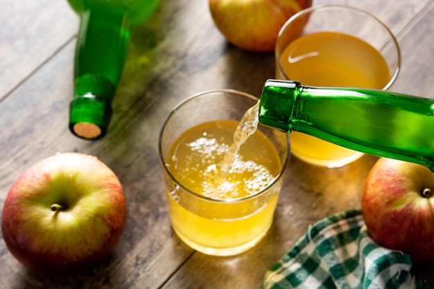 Bebida de sidra de manzana en mesa de madera