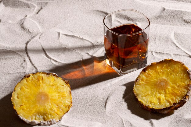 Bebida de sotol con naturaleza muerta de piña