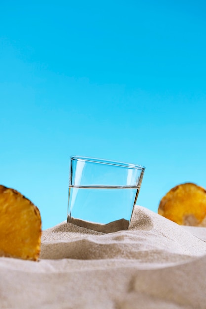 Foto gratuita bebida de sotol con naturaleza muerta de piña