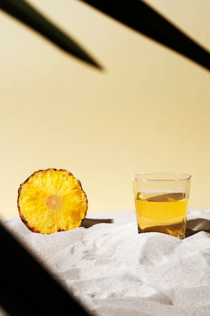 Foto gratuita bebida de sotol con naturaleza muerta de piña