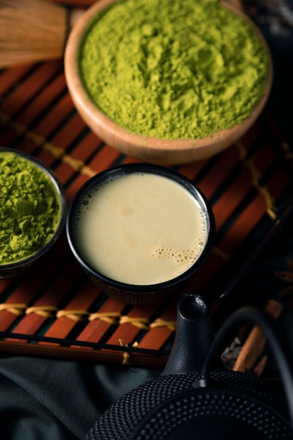 Bebida de té asiático saludable de alto ángulo