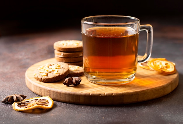 Bebida de té de invierno con galletas