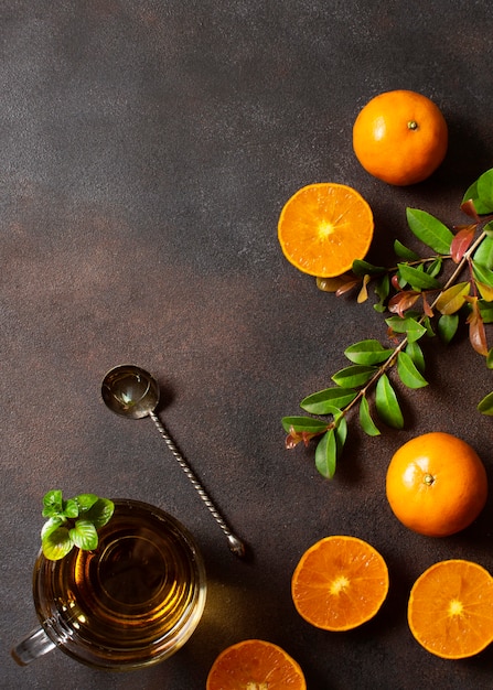 Bebida de té de invierno y mitades de naranjas.