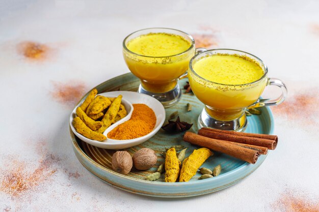 Bebida tradicional india cúrcuma leche dorada.
