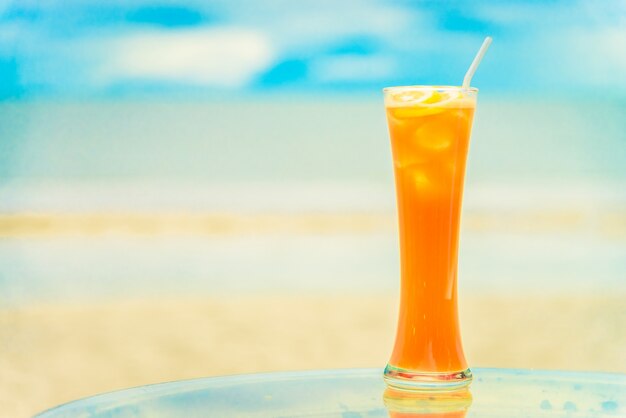Bebida tropical con pajita