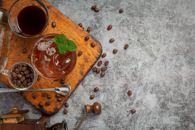 Bebida de verano café helado o refresco en un vaso sobre la superficie oscura.