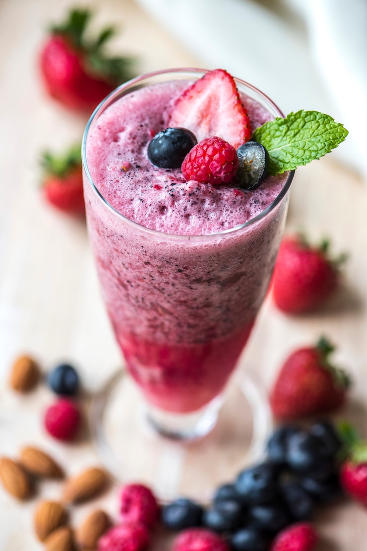 Foto gratuito bebida de verano de licuado de bayas mixtas