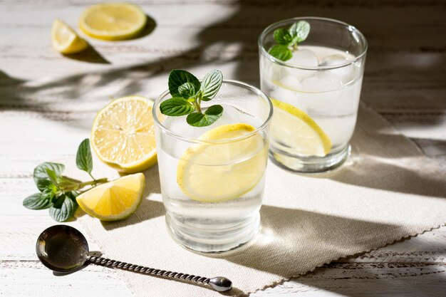 Bebidas alcohólicas refrescantes listas para ser servidas