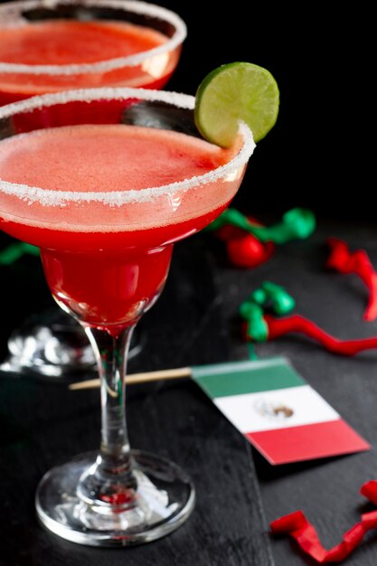 Bebidas deliciosas de alto ángulo para fiesta mexicana.