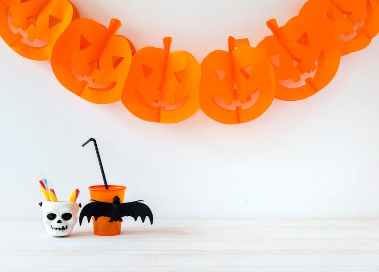 Foto gratuito bebidas y dulces cerca de la guirnalda de halloween