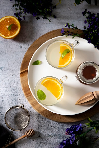 Bebidas dulces laicas planas con vasos naranjas