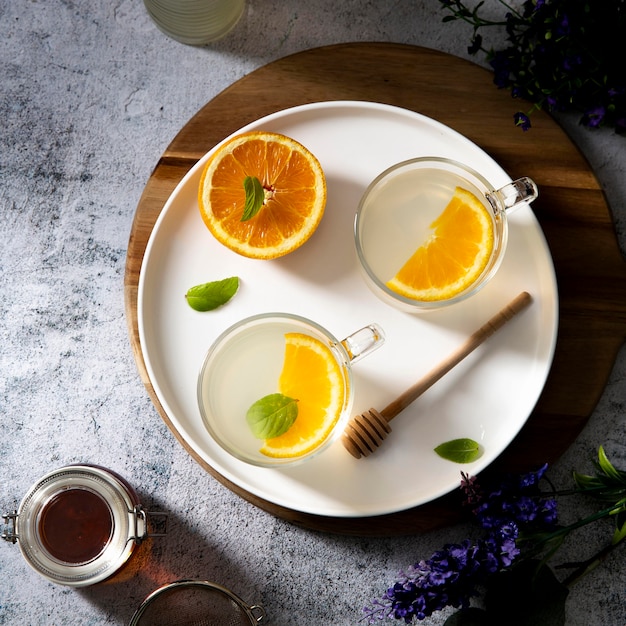 Bebidas dulces vista superior con vasos naranjas