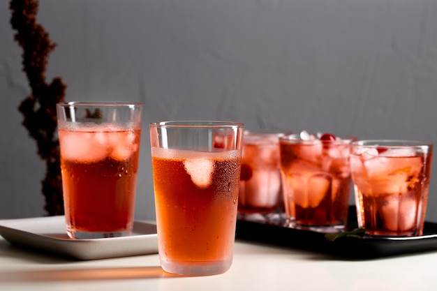 Bebidas frescas con cubitos de hielo