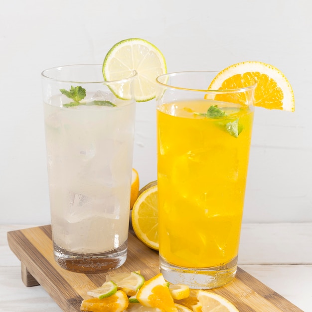 Foto gratuita bebidas frescas de naranja y lima