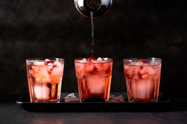 Foto gratuita bebidas frescas con surtido de cubitos de hielo.