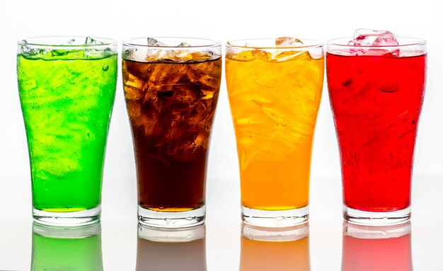 Bebidas gaseosas coloridas macro disparo