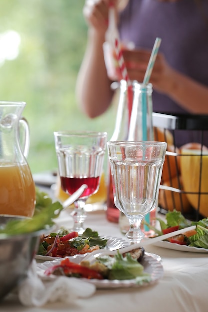 Bebidas en la mesa