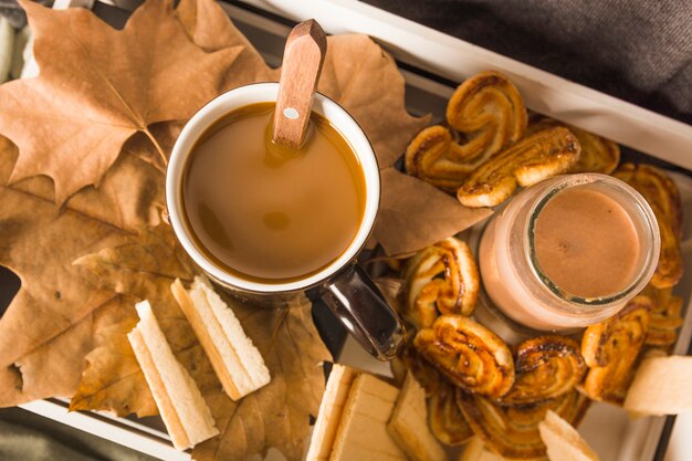 Bebidas y pastelería en hojas en caja