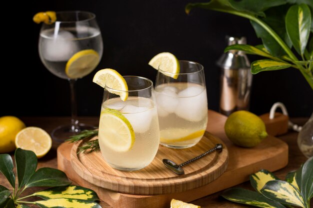 Bebidas refrescantes con cubitos de hielo sobre la mesa