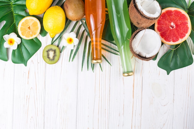 Bebidas refrescantes entre frutas tropicales maduras y brillantes.