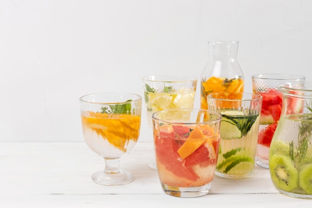 Foto gratuita bebidas refrescantes en la mesa