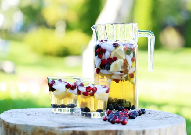 Bebidas refrescantes en un tocón