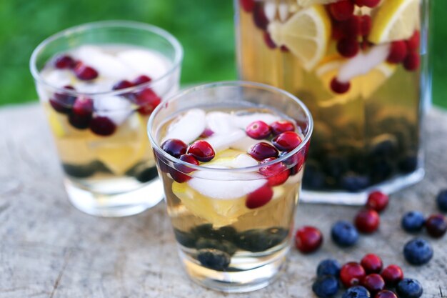 Bebidas refrescantes en un tocón