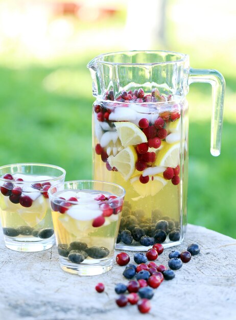 Bebidas refrescantes en un tocón