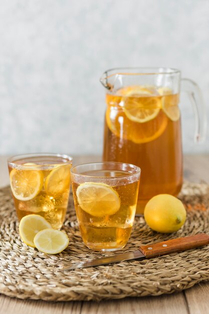 Bebidas con rodajas de limón con fruta.