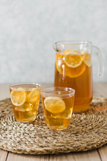 Bebidas con rodajas de limón.