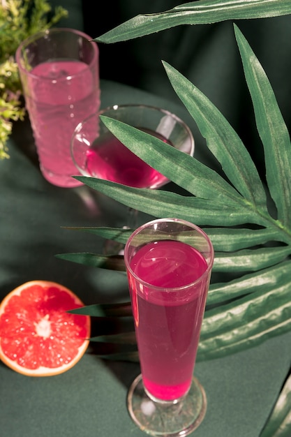 Bebidas rosadas de alto ángulo junto a la toronja.