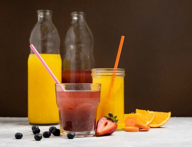 Bebidas sabrosas con frutas orgánicas