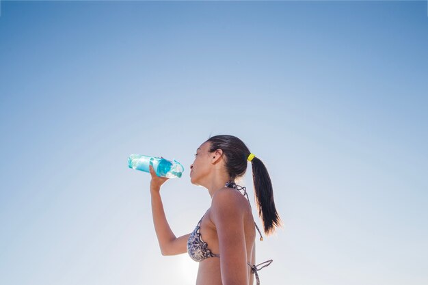 Bebiendo agua en un día caluroso