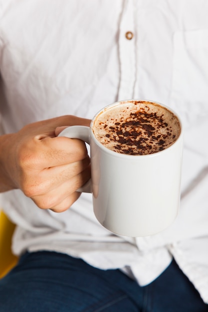 Bebiendo café por la mañana