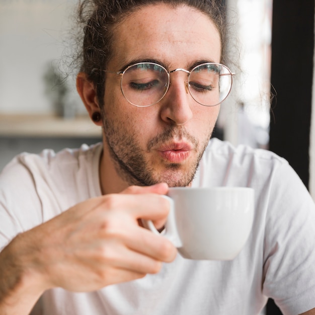 Bebiendo café