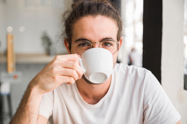 Bebiendo café