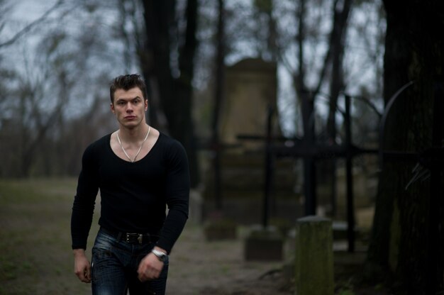 &quot;Beefy hombre caminando en el cementerio&quot;