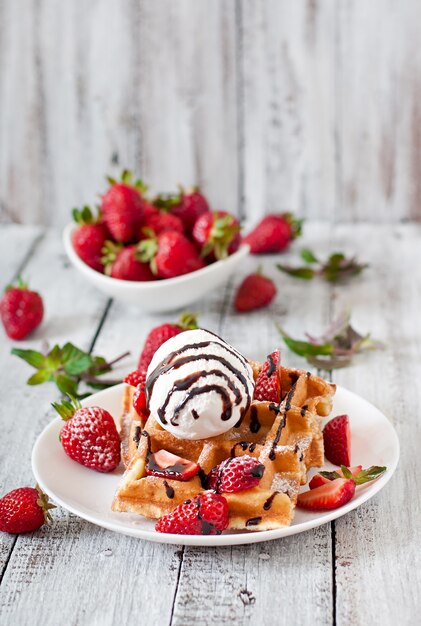 Bélgica gofres con fresas y helado en plato blanco