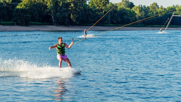 BELGRADO, SERBIA - 04 de junio de 2017: Un parque de wakeboard con cable en el lago Ada Ciganlija. Belgrado, Serbia.