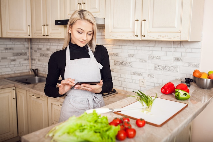Foto gratuito bella casa cocina comida joven