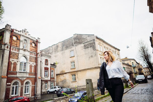 La bella dama caminando por la calle