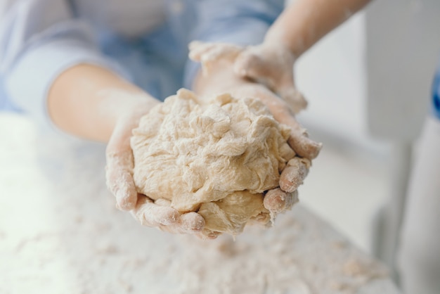 Bella dama cocinar la masa para galletas